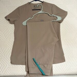 FIGS *SET* Boulder PO 1553 Catarina Top S, Livingston M regular length and waist